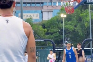 兄弟带着目的来的！别人看比赛你专盯拉拉队