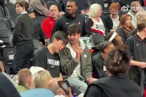 如今被大哥带进季后赛杨瀚森此前用头靠阿夫迪亚肩膀