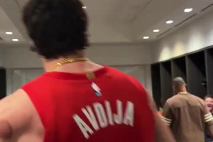 阿夫迪亚拿到了晋级季后赛的项链！更衣室庆祝胜利