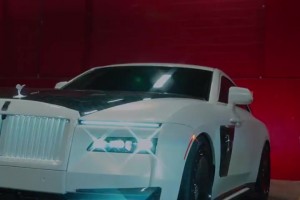 不得了帅掉渣！赛前白马王子哈登盛装出席帅气抵达球馆